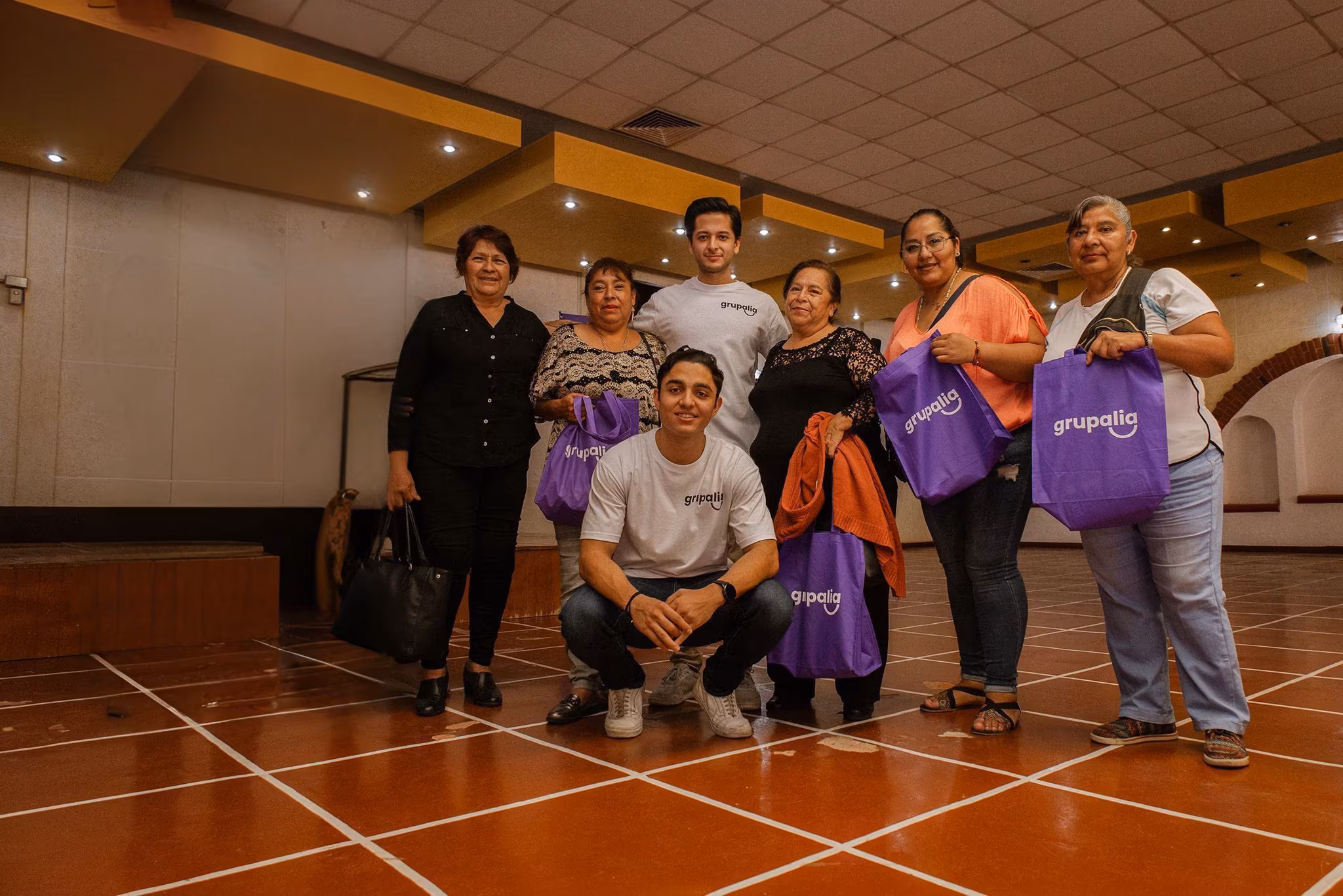 Asesores de Grupalia mostrando sus bolsas y uniformes de marca