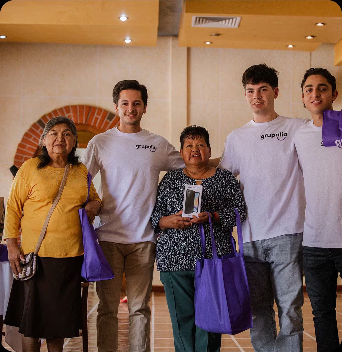 Grupo de personas con bolsa de Grupalia