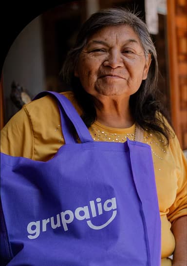 Woman holding Grupalia branded bag