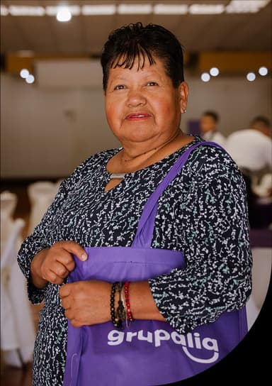 Woman holding Grupalia branded bag
